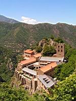 Abbaye Saint-Martin-du-Canigou, Vue depuis la prise d'eau (1)